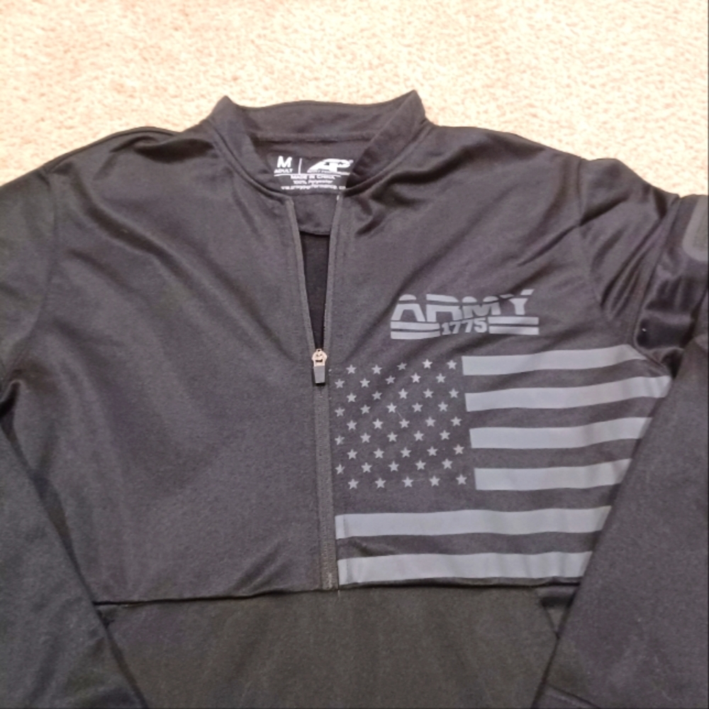 Men's Army Performance 1/4 zip pullover. Size M